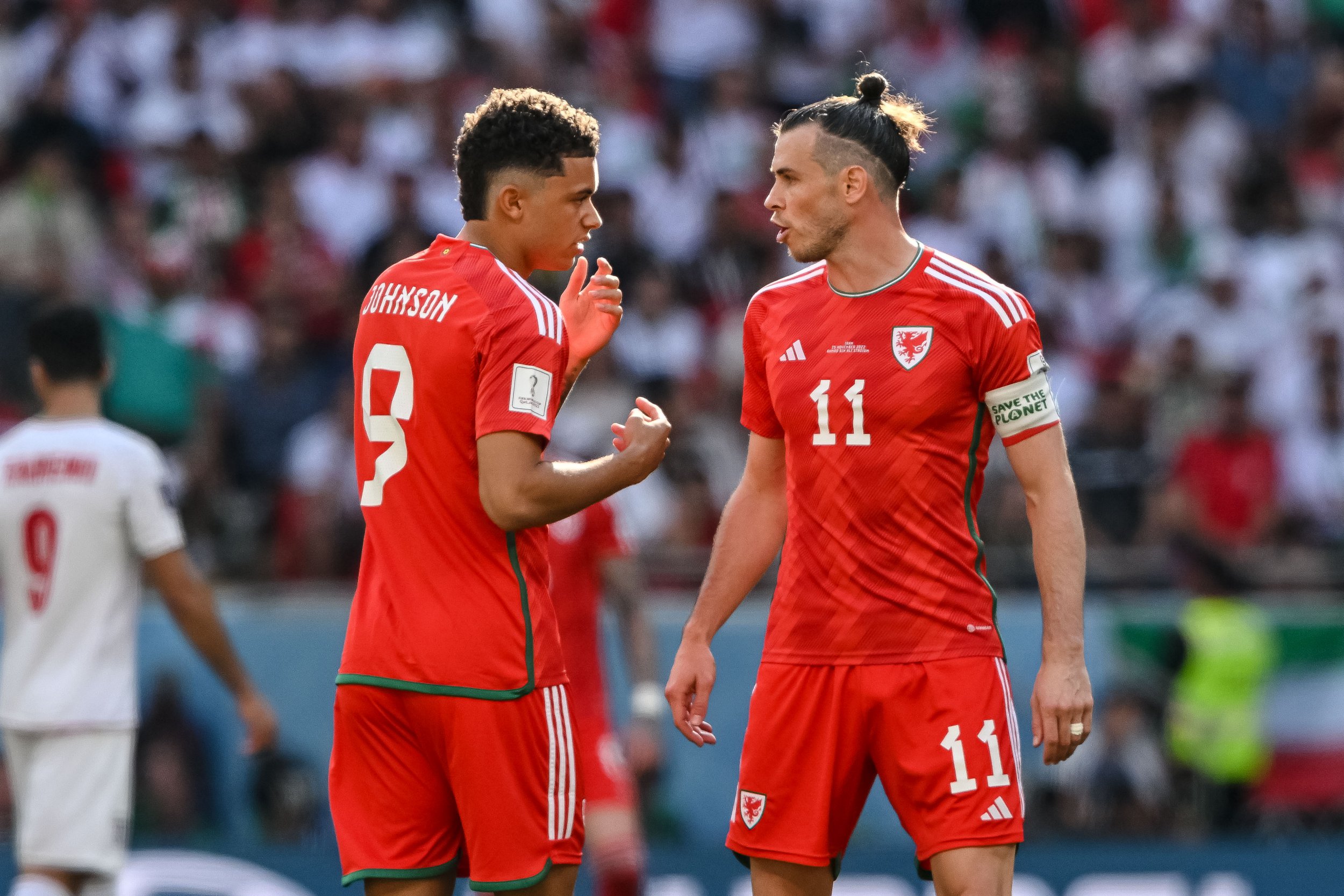 Brennan Johnson and Gareth Bale against Iran at 2022 World cup - عکس از برتان جانسون و گرت بیل در جام جهانی ۲۰۲۲ مقابل ایران 