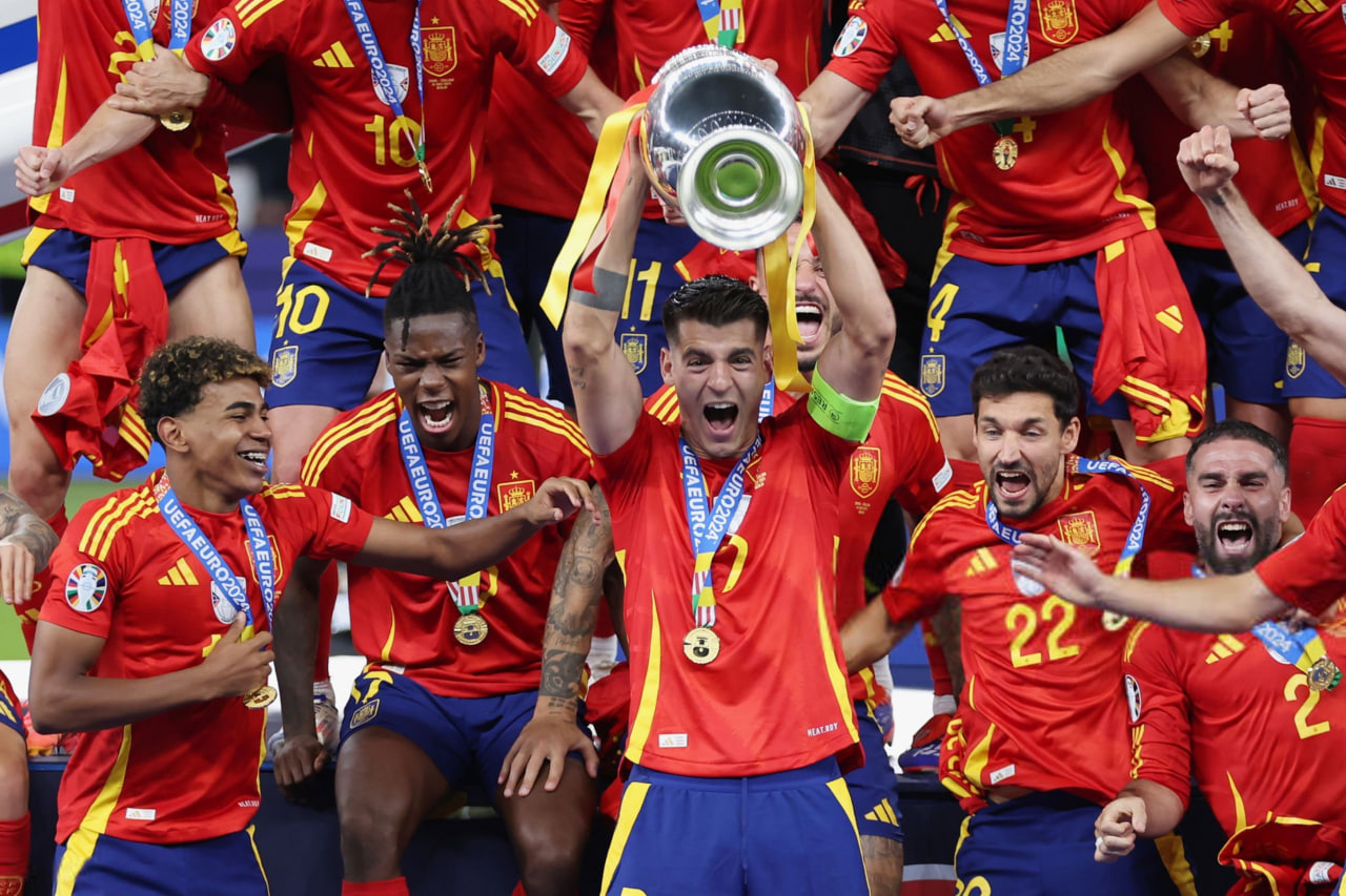 آلوارو موراتا در حال بالابردن جام قهرمانی - یورو 2024 - اسپانیا